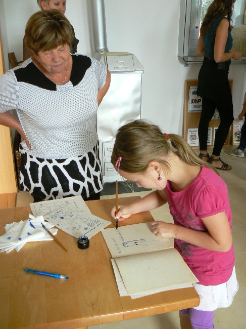 Děti si mohly vyzkoušet psaní perem a inkoustem