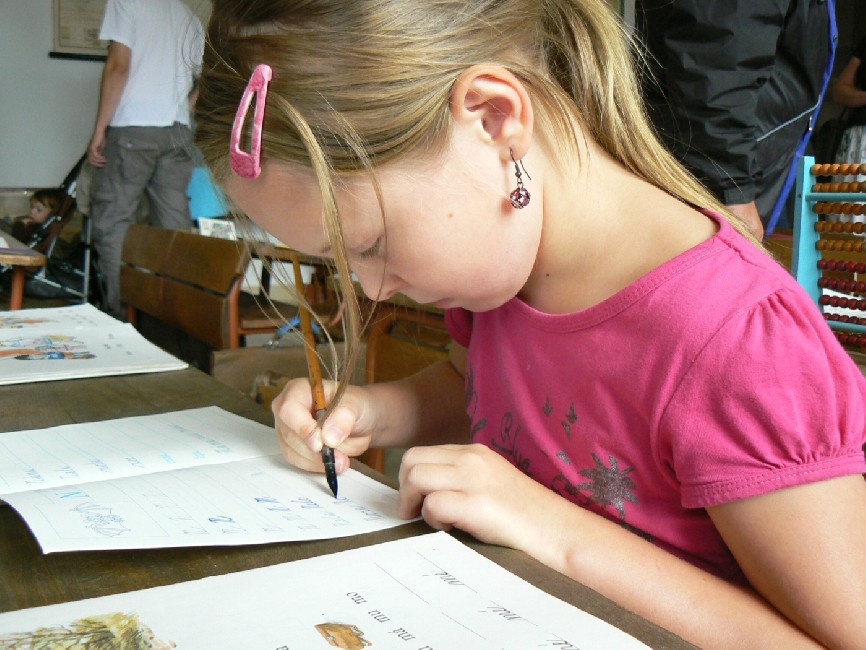 Děti psaly perem a inkoustem z kalamáře